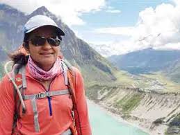 आईपीएस अपर्णा कुमार ने 8वीं सबसे ऊंची चोटी पर तिरंगा फहराया